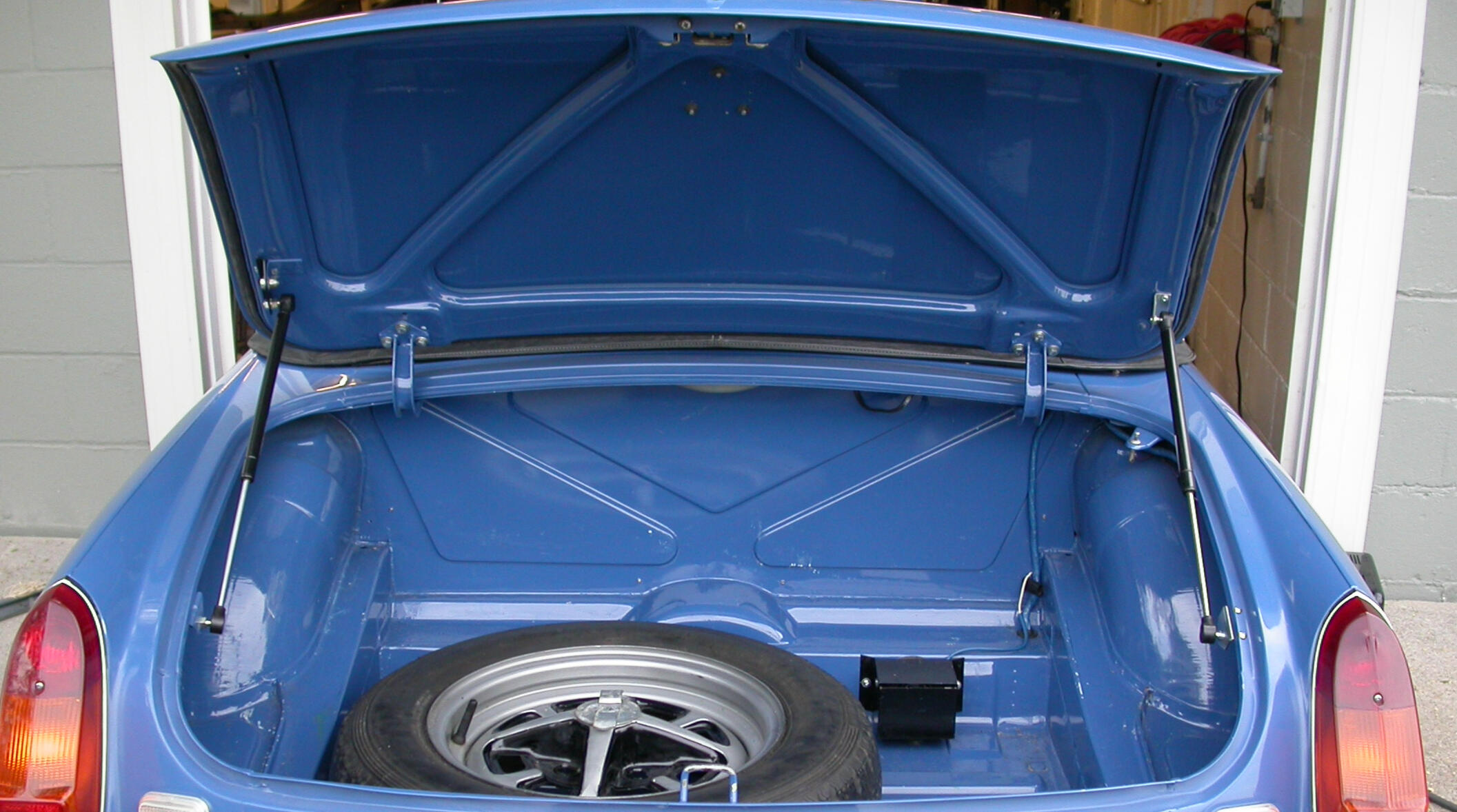 Quality US manufactured transmission covers to suit Triumph TR4, 4A, 5 & 6. Trying to freight one of these on it's own would cost over $US100 Brand new imported from the US manufacturer. The covers are pre drilled & easier to work with than most fibreglass